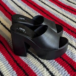 Platform 90s style black mule heels size 6